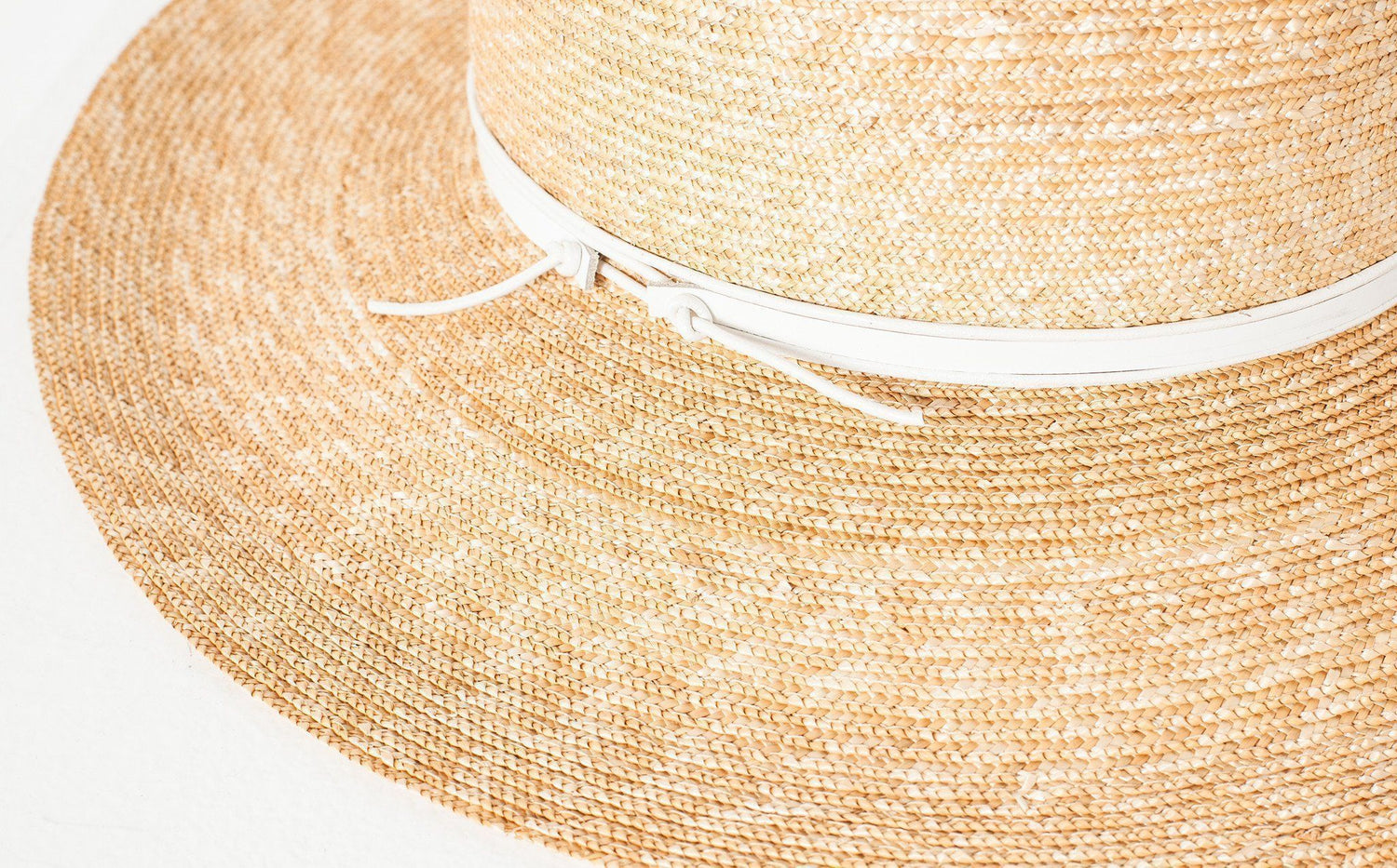 Wrapped Up Hat in Straw/White